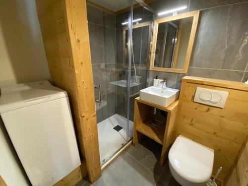 łazienka z toaletą, prysznicem i umywalką w obiekcie Appart rénové 2* pour 6 pers. avec 2 salles d'eau et balcon sud - FR-1-458-178 w mieście Le Chinaillon
