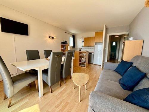 - un salon avec un canapé et une table à manger dans l'établissement Appartement 3 pièces à Quiberon, vue mer, parking, proche plage et commerces - FR-1-478-298, à Quiberon