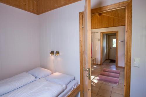 Ένα ή περισσότερα κρεβάτια σε δωμάτιο στο Jølstraholmen Camping og Hytter