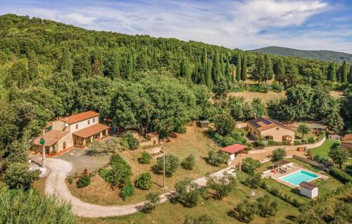 an aerial view of a house with a swimming pool at Villa Marisa in Monteverdi Marittimo