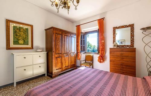 a bedroom with a bed and a dresser and a mirror at Villa Marisa in Monteverdi Marittimo