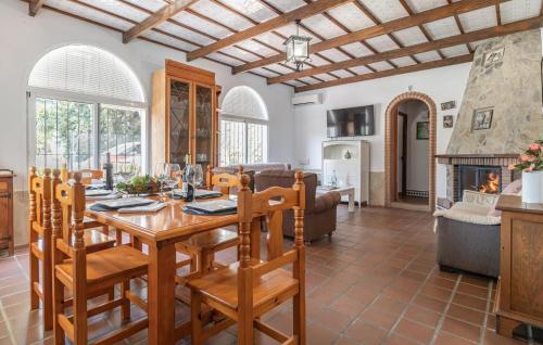 Χώρος καθιστικού στο Amazing Home In Montilla With Wifi