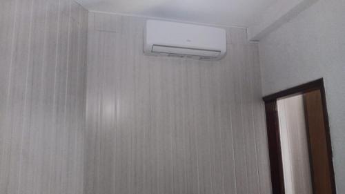 a room with a smoke detector on a wall at Jose's cozy little home in Funchal