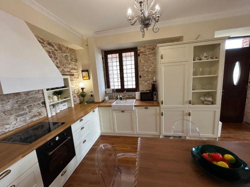 Una cocina o zona de cocina en Αρχοντικό Νόνη