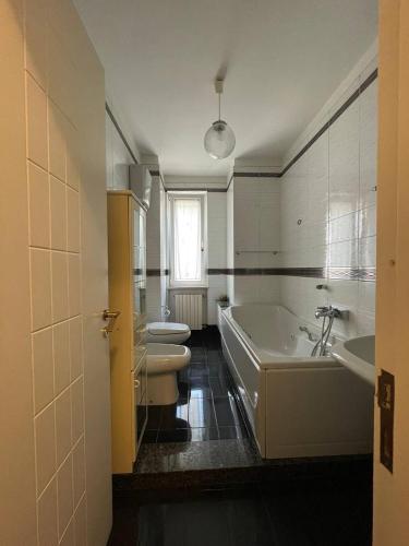 a bathroom with two sinks and a tub and two toilets at B&B Anna in Montescaglioso