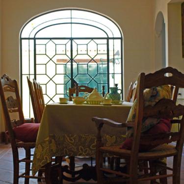 a dining room with a table and chairs and a window at Lince Casa Rural in El Rocío