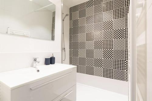 a bathroom with a white sink and a shower at L'aigle, Bel appartement Proche centre et parking in Grenoble