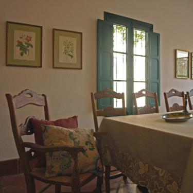 a dining room with a table and chairs and a window at Lince Casa Rural in El Rocío
