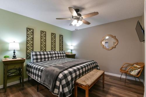 a bedroom with a bed and a ceiling fan at Sweet Clover - Indoor pool - Hot Tub in Branson