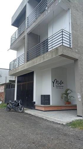 a motorcycle parked in front of a building at Disfruta el encanto llanero in Granada