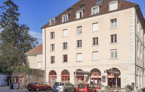 un grand bâtiment avec des voitures garées devant dans l'établissement Lovely Apartment In Salins-Les-Bains, à Salins-les-Bains