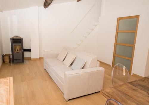 - un salon avec un canapé blanc et un escalier dans l'établissement Maison de village aux portes du Vercors, à Chamaloc
