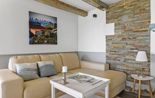 un salon avec un canapé et une table dans l'établissement Nice Home In Allinge With Kitchen, à Allinge