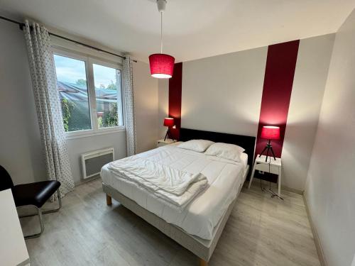 une chambre avec un lit et deux lampes et une fenêtre dans l'établissement Domaine des 5 Roses - Rose Rouge, à La Guierche