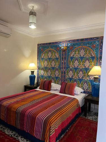 เตียงในห้องที่ Riad Konouz