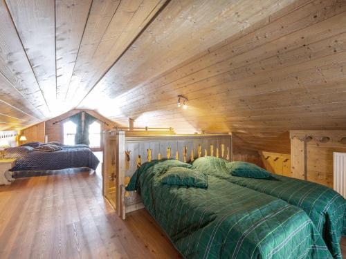 a bedroom with two beds in a wooden cabin at Grand appartement de 10 pers. avec piscine, spa et parking à Saint-Martin-de-Belleville - FR-1-461-7 in Saint-Martin-de-Belleville