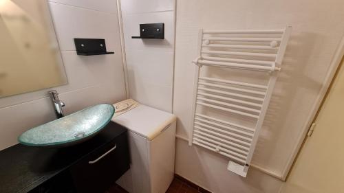 une petite salle de bain avec un lavabo et un miroir dans l'établissement Superbes studios du Parc Paradis, à Gréoux-les-Bains