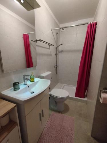 Bilik mandi di Apartmani Memić 100 m do plaže, APARTMENTS MEMIĆ ONLY 100M FROM BEACH