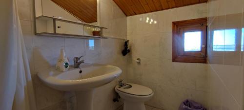 un baño con lavabo e inodoro en Viviendas Uso Turisitico, Al BUHAR, en Torrejón del Rey