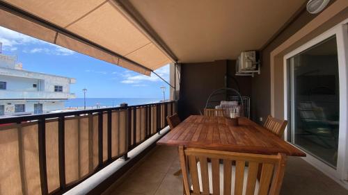 バジェ・グラン・レイにあるApartamento La Olaの海の景色を望むバルコニー(テーブル付)