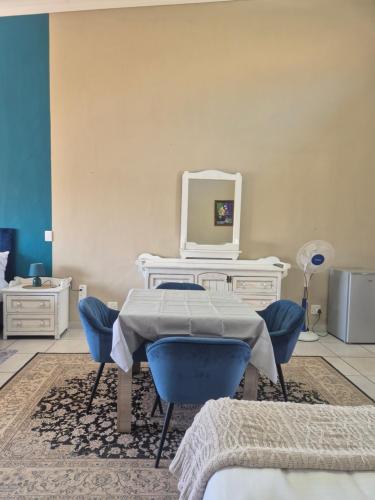 a room with a dressing table and a mirror at Jakkalswater guest farm in Nababeep