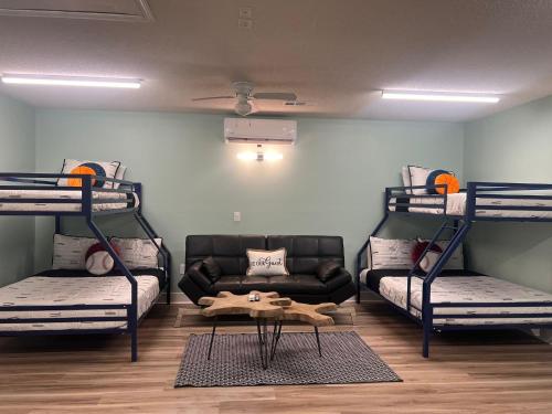 フォーリーにあるEntire home in Foley, Alabama, United Statesの二段ベッド2台とソファのあるリビングルーム