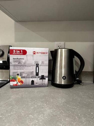 Brand new suite in langley close to everythingにあるコーヒーまたはお茶