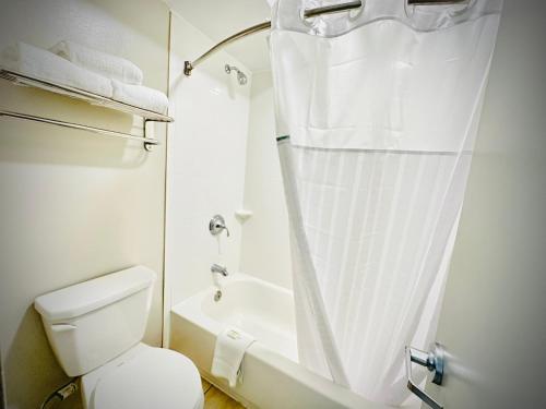 Bilik mandi di Days Inn by Wyndham WestEnd Alexandria,VA Washington DC Area