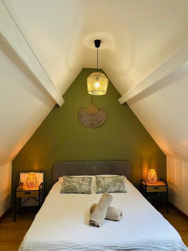 une chambre avec un lit avec deux serviettes dessus dans l'établissement Maison de ville rare vu château, à Caen