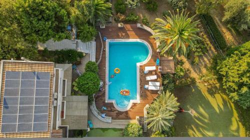 Una vista aérea de una piscina en un complejo turístico. en Primavera Villa Sea view, en Selianitika
