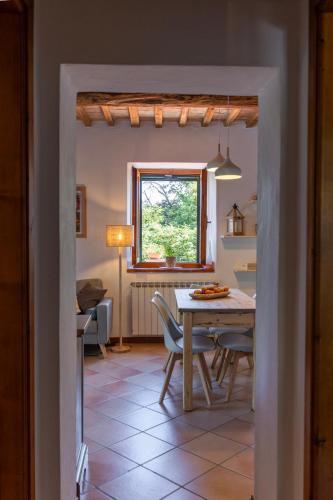 a kitchen and dining room with a table and chairs at Agriturismo Casale le Crete in Acquapendente