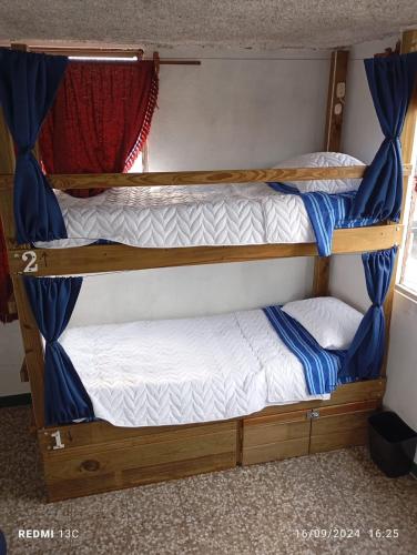 two bunk beds in a room with a window at Hostal La Terraza in Lo de Contreras