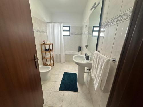 ein Badezimmer mit Waschbecken und Toilette in der Unterkunft Refúgio dos Prazeres - Madeira Inn Group in Prazeres