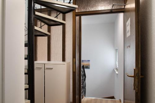 Habitación con una puerta que conduce a una habitación con nevera. en 4 x Wohnungen in Waiblingen, en Waiblingen