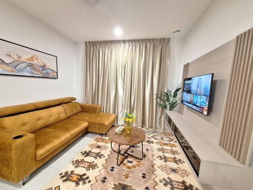 Televisyen dan/atau pusat hiburan di AR Homestay near KLIA Airport 3BR Fully Aircond
