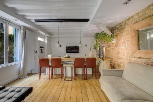 un salon avec un canapé et une table dans l'établissement Hot Hot Hot Loft Faubourg Saint-Denis, à Paris