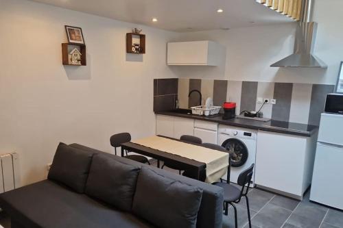 un salon avec un canapé et une cuisine dans l'établissement Résidence ROZ 2, à Antony
