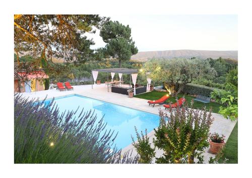 une piscine avec des chaises et un gazebo dans l'établissement Nid d’aigle panorama Luberon, à Roussillon