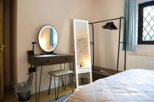Ένα ή περισσότερα κρεβάτια σε δωμάτιο στο Shreem Homes