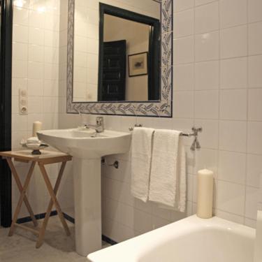 a white bathroom with a sink and a mirror at Lince Casa Rural in El Rocío
