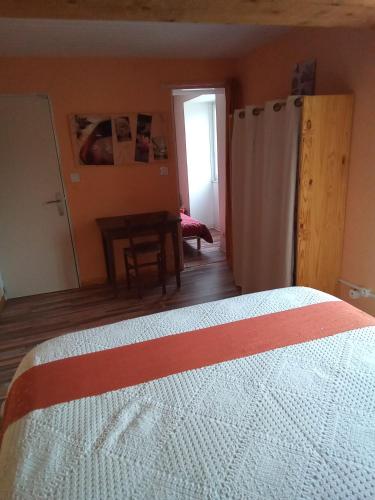 une chambre avec un lit, une table et une fenêtre dans l'établissement Bienvenu à la campagne, à La Roche-sur-Yon