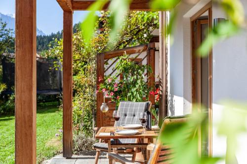 Κήπος έξω από το Chalet Falkenstein