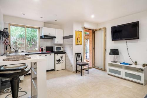 une cuisine avec un comptoir, une table et des chaises dans l'établissement TOULON Cap Brun Jacuzzi privé été comme hiver à 300 m de la plage, à Toulon