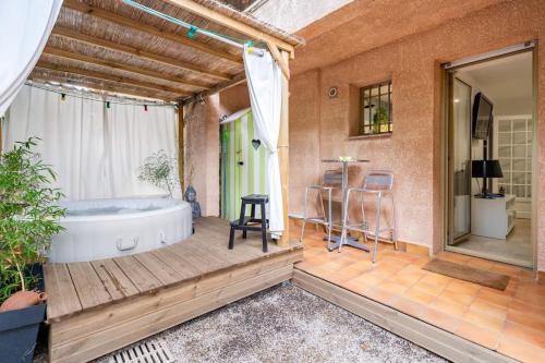 La salle de bains est pourvue d'une baignoire. dans l'établissement TOULON Cap Brun Jacuzzi privé été comme hiver à 300 m de la plage, à Toulon