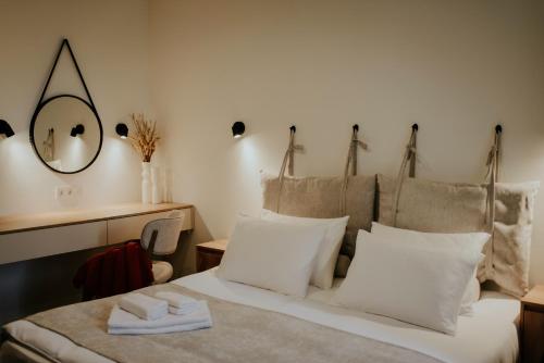 Postel nebo postele na pokoji v ubytování Skyline Luxury Suites