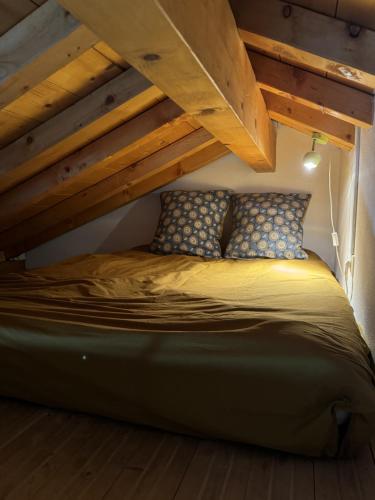 - un lit dans une chambre sous une mezzanine dans l'établissement Perle Alpine, à Annecy