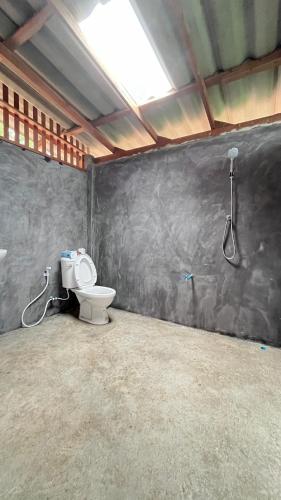 a bathroom with a toilet and a shower at Chakerpor rice terrace in Ban Mae Sapok Noi