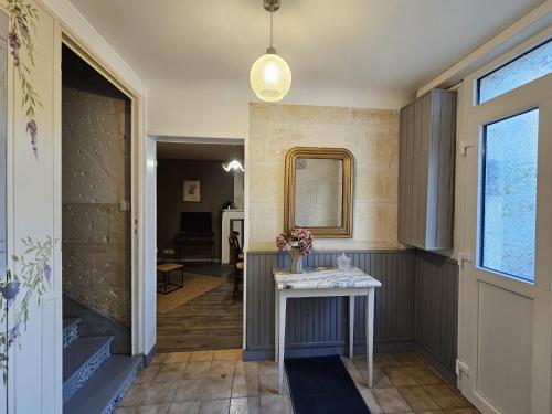 un couloir avec une table et un miroir dans l'établissement Regard sur le château, à Saint-Aignan