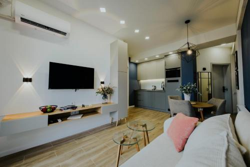 TV a/nebo společenská místnost v ubytování Skyline Luxury Suites