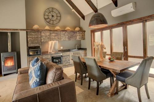 Η κουζίνα ή μικρή κουζίνα στο Botlierskop Bush Villas